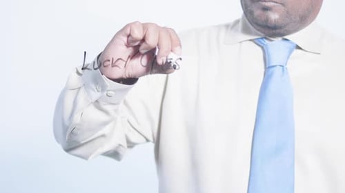 Asiatischer Geschäftsmann schreibt Lucky Guess