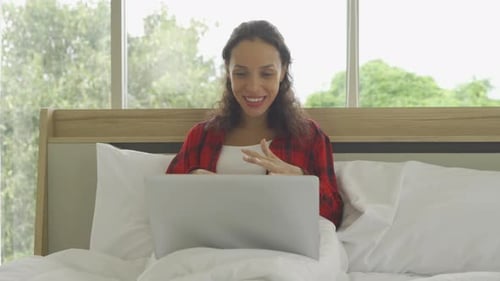 Fröhliches lächelndes Geschäft, lateinamerikanische Frau, Leute, die vor der Webcam sprechen, Videotreffen mit Computer
