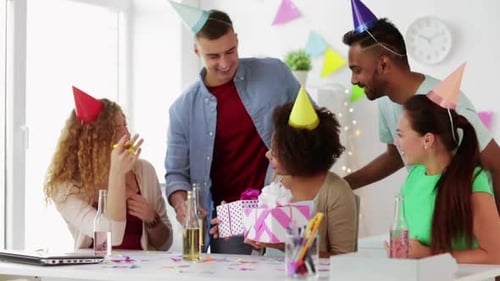 Colega de saudação da equipe na festa de aniversário do escritório