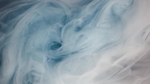 Weiße und blaue abstrakte Tinte gemischt in Wasser.