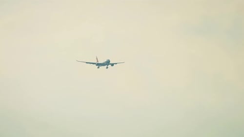 Flugzeug nähert sich vor der Landung