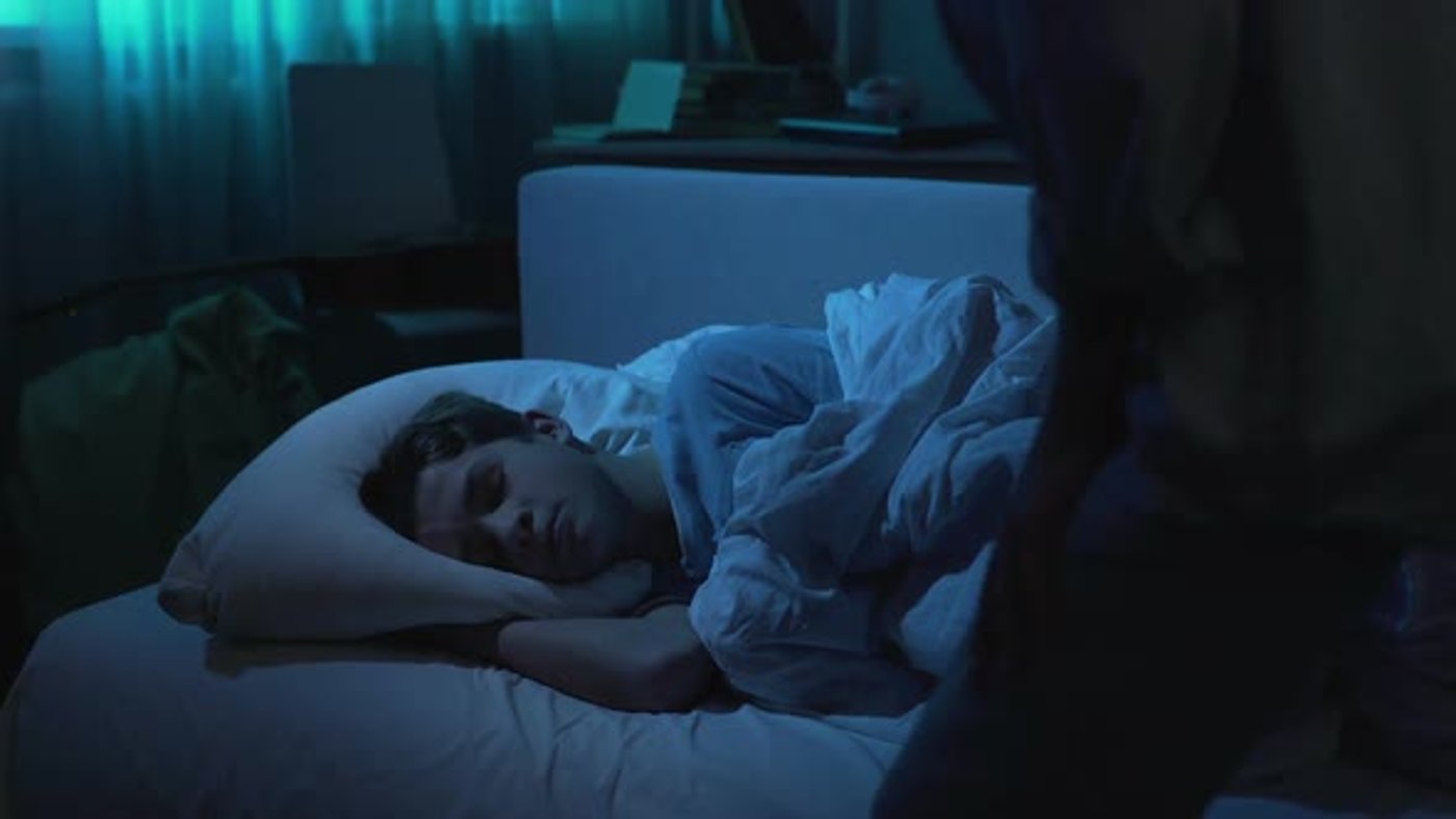 мама трогает член сына Заботливая мать покрывает своего спящего сына одеялом в ночное время, семейная любовь , Стоковые видеоматериалы Включая: спящий и вниз - Envato