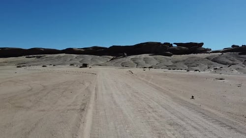 Carreteras polvorientas entre las montañas en un desierto de Namibia, imágenes de Zumbido