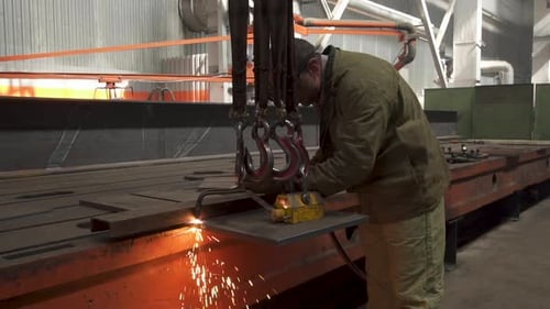 Corte manual de metales, flujo de chispa y antorcha de llama Producción industrial. Soldador protector enmascarado