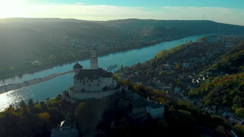 Château de Marksburg pendant la saison d'automne automne romantique château blanc dans la montagne pendant le coucher du soleil