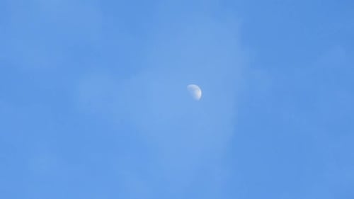 Mondzeitraffer mit Wolken