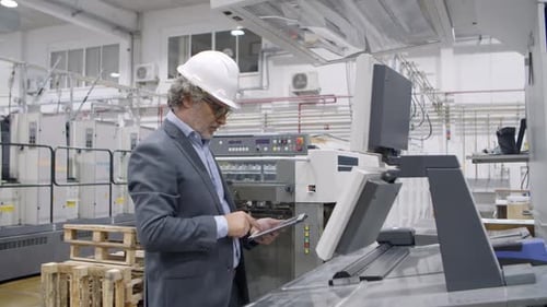 Älterer Ingenieur bedient Industriemaschinen