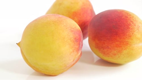 Gros plan de pêches sur fruits blancs juteux UHD 4k 2160p - Pêche sur fond blanc 3840X2160 U