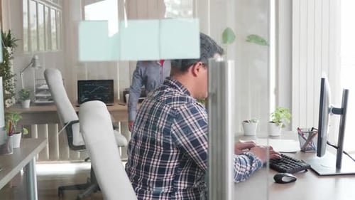 Junger Projektmanager spricht mit seinem Leiter und bittet um Rat