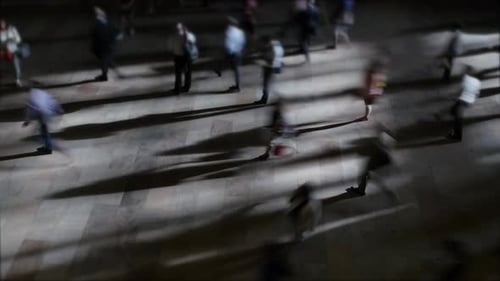 Menschen gehen auf der überfüllten Stadtstraße