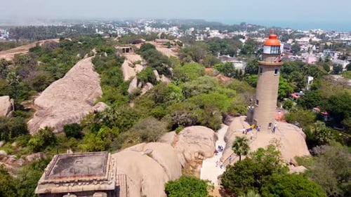 O Grupo de Monumentos em Mahabalipuram é uma coleção de monumentos religiosos dos séculos VII e VIII dC