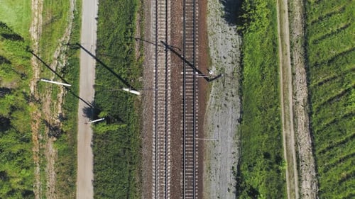 Elektrifizierte Eisenbahnstrecke. Die Kamera bewegt sich entlang der Schienenrichtung.