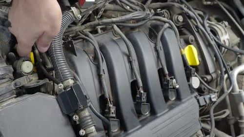Vertikales Video. Mann überprüft den Ölstand des Automotors im Freien.