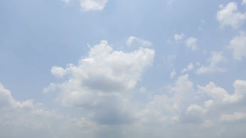 Zeitraffer einer weißen Wolke, die sich um den Himmelshintergrund bewegt