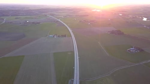 Vue aérienne de l'intersection de l'autoroute avec des voitures de circulation en mouvement.