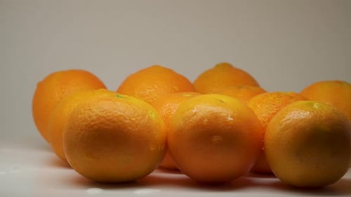 Groupe d'orange juteuse fraîche sur la plaque tournante avec fond blanc - Gros plan