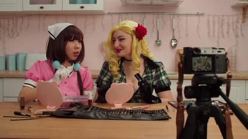 Bastantes vlogueras de cosplayers multiculturales graban un blog de belleza en Vídeo cámara