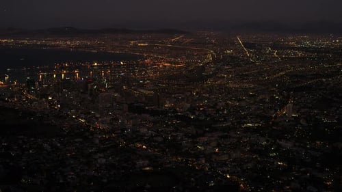 Die Lichter der Stadt und die Bergkette