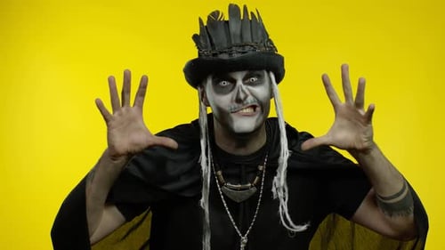 Homem sinistro com maquiagem profissional de esqueleto de Halloween cumprimentando alguém, diga olá, oi, bem-vindo