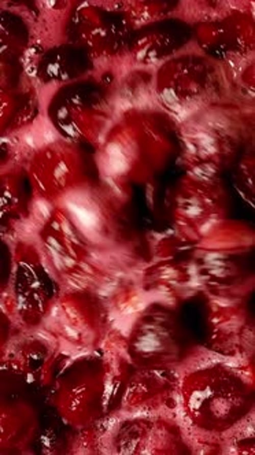 Préparation de la confiture de cerises douces et mélange avec une cuillère en bois