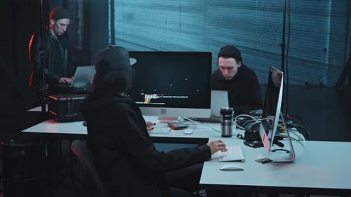 Des pirates informatiques codent dans Dark Hideout