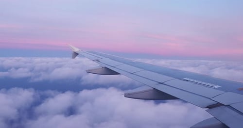 Céu ao nascer do sol de um avião