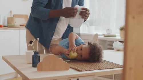Padre cambiando el pañal a un niño pequeño