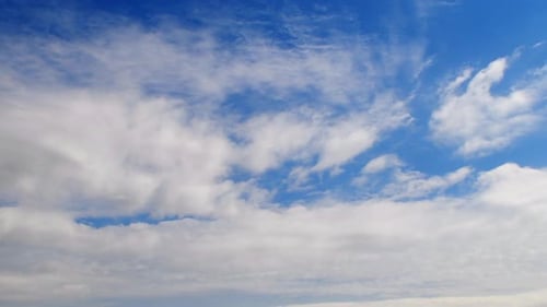 Zwei Wolkenschichten am Himmel
