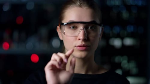 Portrait d'une femme d'affaires utilisant une interface invisible