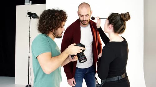Model schminkt sich bei der Interaktion mit dem Fotografen