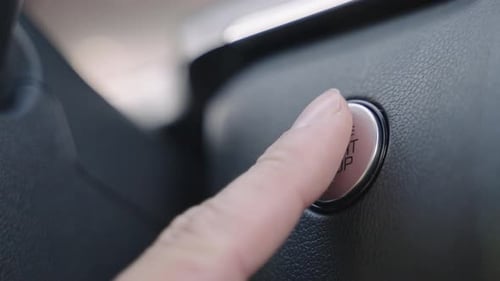 Motorstart-Stopp-Taste aus einem modernen Fahrzeuginnenraum