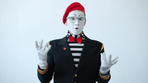 Zeitlupe eines fröhlichen Mime-Künstlers, der in die Hände klatscht und lächelnd auf