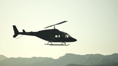 Extreme Zeitlupe fliegender Hubschrauber und Himmel bei Sonnenuntergang