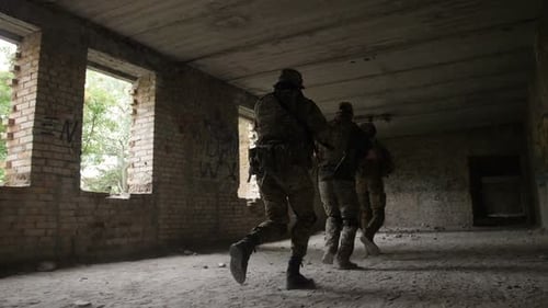 Soldaten stürmen das vom Feind eroberte Gebäude