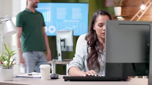Photo révélatrice d'une femme travaillant dans un bureau confortable
