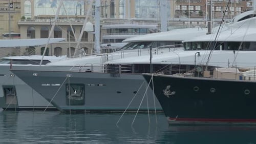 Desplazamiento a la izquierda de los barcos anclados en un puerto