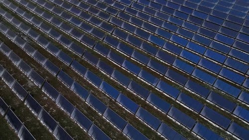 Enthüllende Luftaufnahme über das Feld von Solarbatteriezellen im Winter