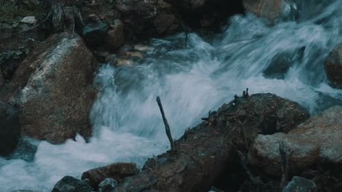 Río de montaña de flujo rápido