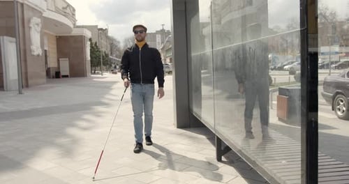 Blinder Mann geht alleine in der Stadt