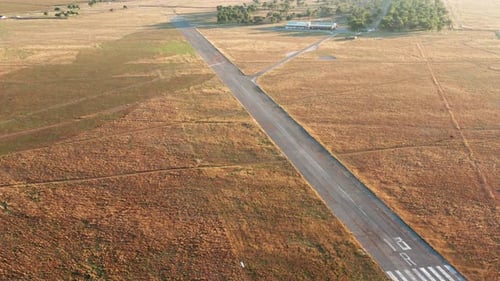 Leere Landebahn eines kleinen Flughafens, der zum Starten und Landen von Leichtflugzeugen genutzt wird. Flugplatz für Flugzeuge
.