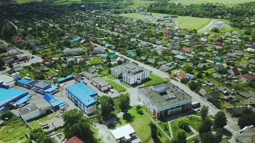 Flug über eine Provinzstadt. Mehrfarbige Dächer von Häusern sind sichtbar. Luftbildfotografie.