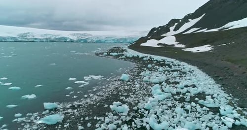 Costa coberta de neve