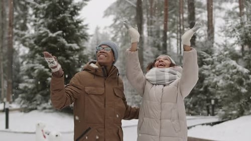 Junge Leute freuen sich über Schnee