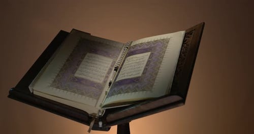 Heiliger Koran auf Buchablage mit Gebetsperlen
