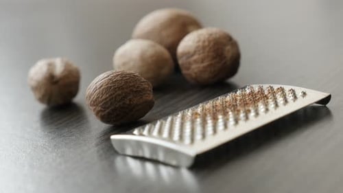 Muskatnuss, Frucht und Gewürz auf Holztisch flach DOF Slow Pan 4K 2160p 30fps UltraHD-Aufnahmen - Myristi