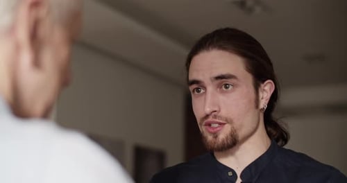 Hijo hablando con el padre durante la visita