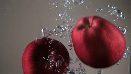 Rote Äpfel im Wasser