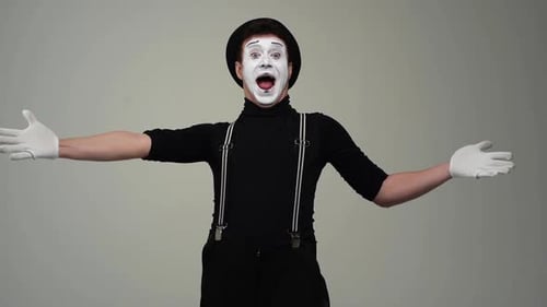 Middle Shot Porträt einer fröhlichen männlichen Pantomime, die Arme in einladender Umarmung öffnet und zu tanzen beginnt