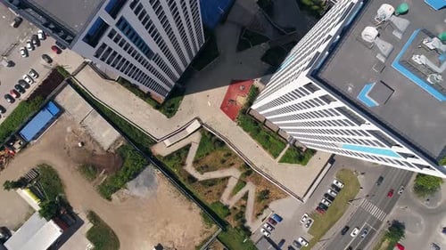 Empreendimento residencial moderno com vista aérea de cima para baixo na cidade 06