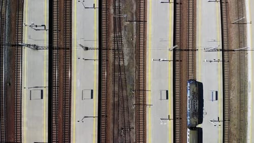 Luftaufnahme über leerem Bahnhof während einer Pandemie